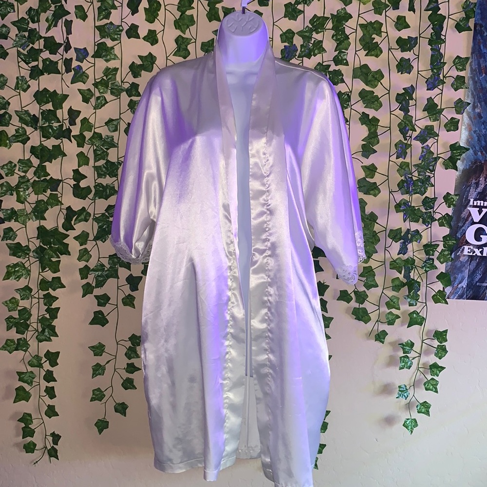 Polyester robe with detailed sleeves and back